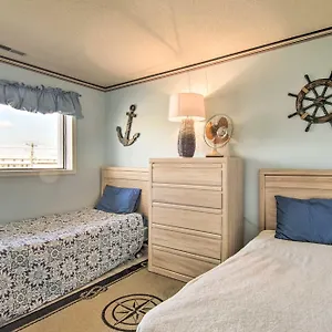  Apartment Ocean With Pool - Steps To Beach! United States