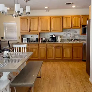 Delightful 3 Bdrm Home, Mins To Holiday home